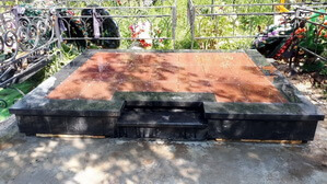 Гранитная лента, которая закрывает бетонный цоколь сверху