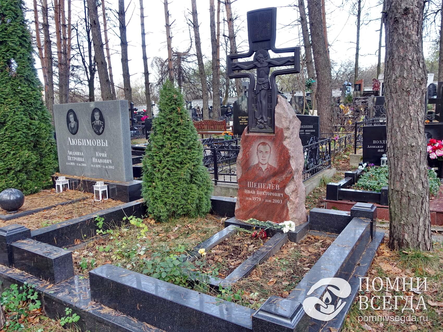 Оканчивающийся фигурой распятия надгробный камень